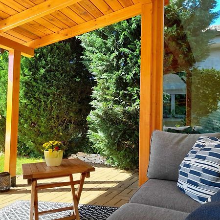 Canadian Style House With 3D Effect Pool Vinosady 外观 照片