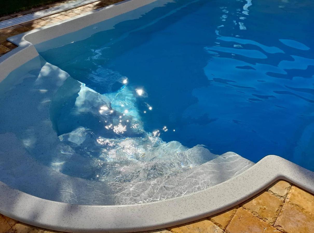 Canadian Style House With 3D Effect Pool Vinosady 外观 照片