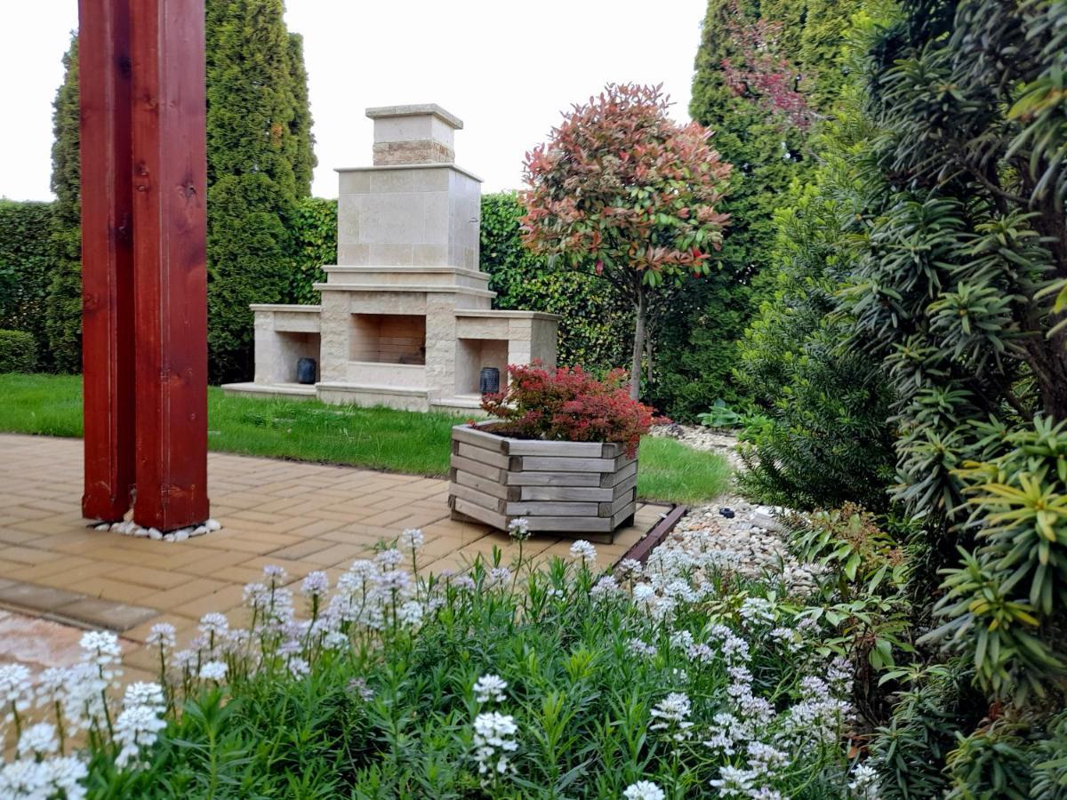 Canadian Style House With 3D Effect Pool Vinosady 外观 照片