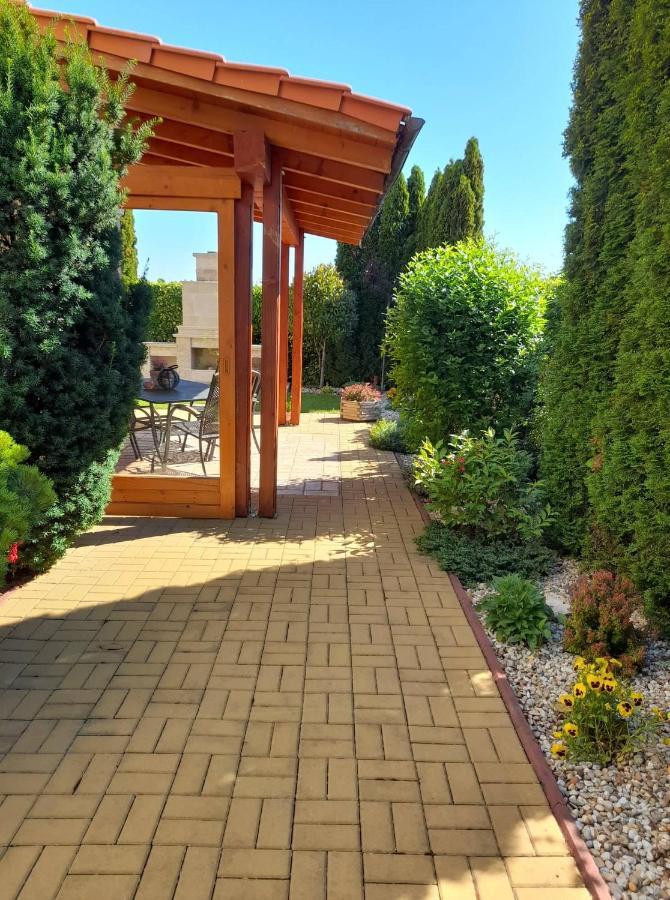 Canadian Style House With 3D Effect Pool Vinosady 外观 照片