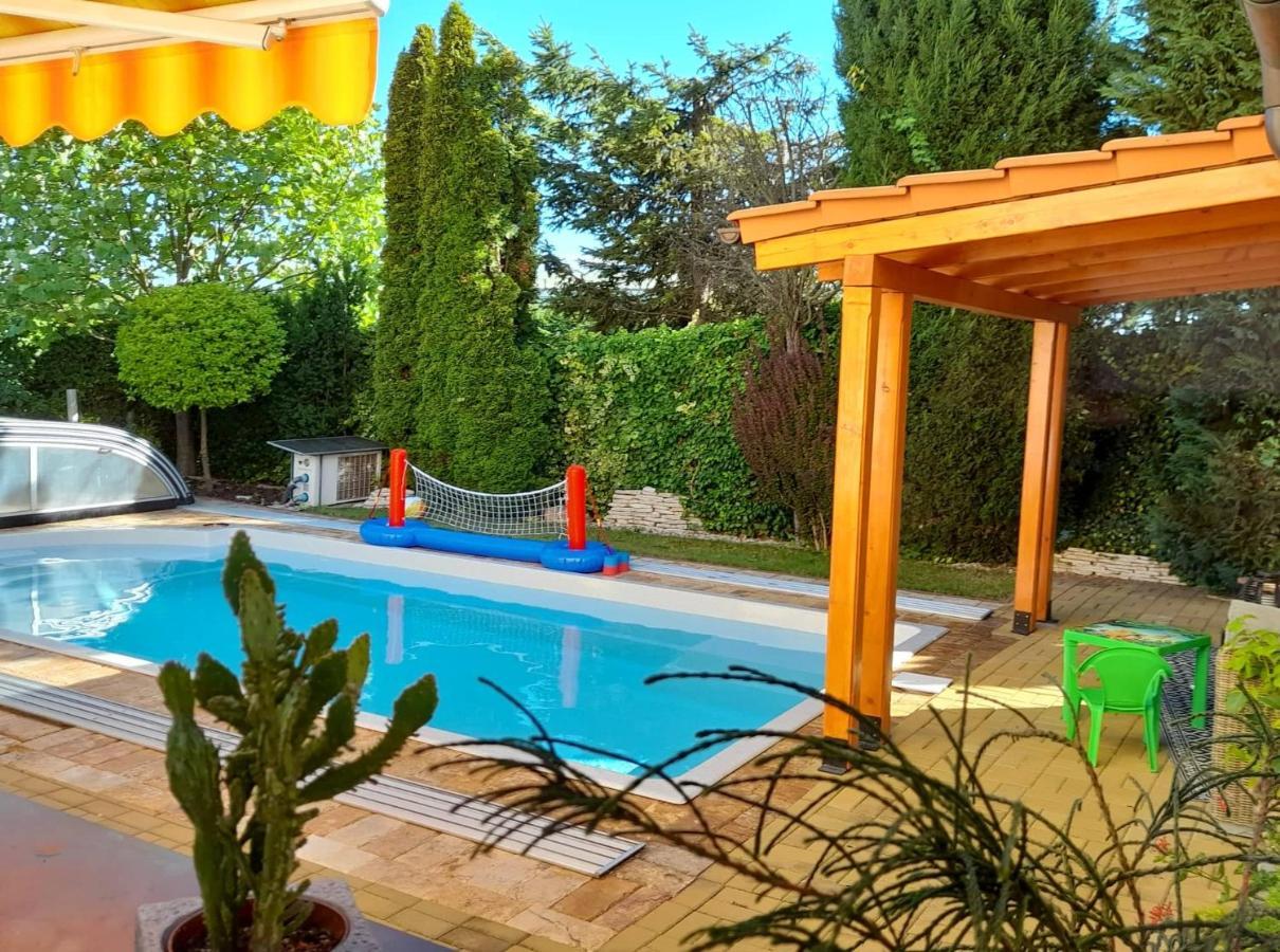 Canadian Style House With 3D Effect Pool Vinosady 外观 照片