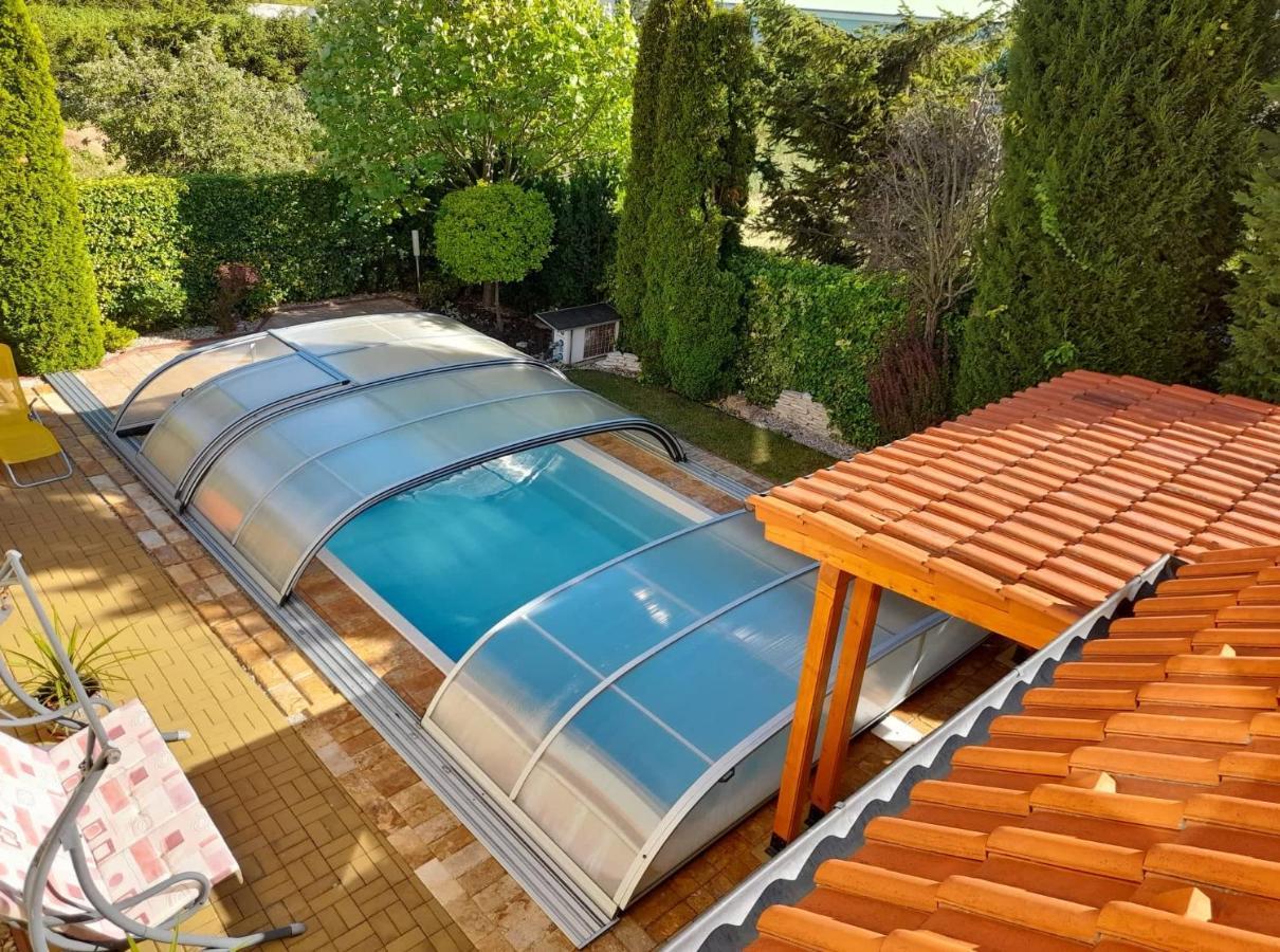 Canadian Style House With 3D Effect Pool Vinosady 外观 照片