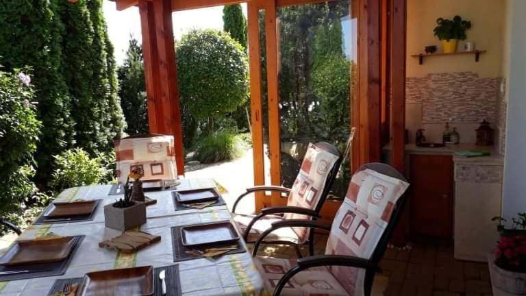 Canadian Style House With 3D Effect Pool Vinosady 外观 照片