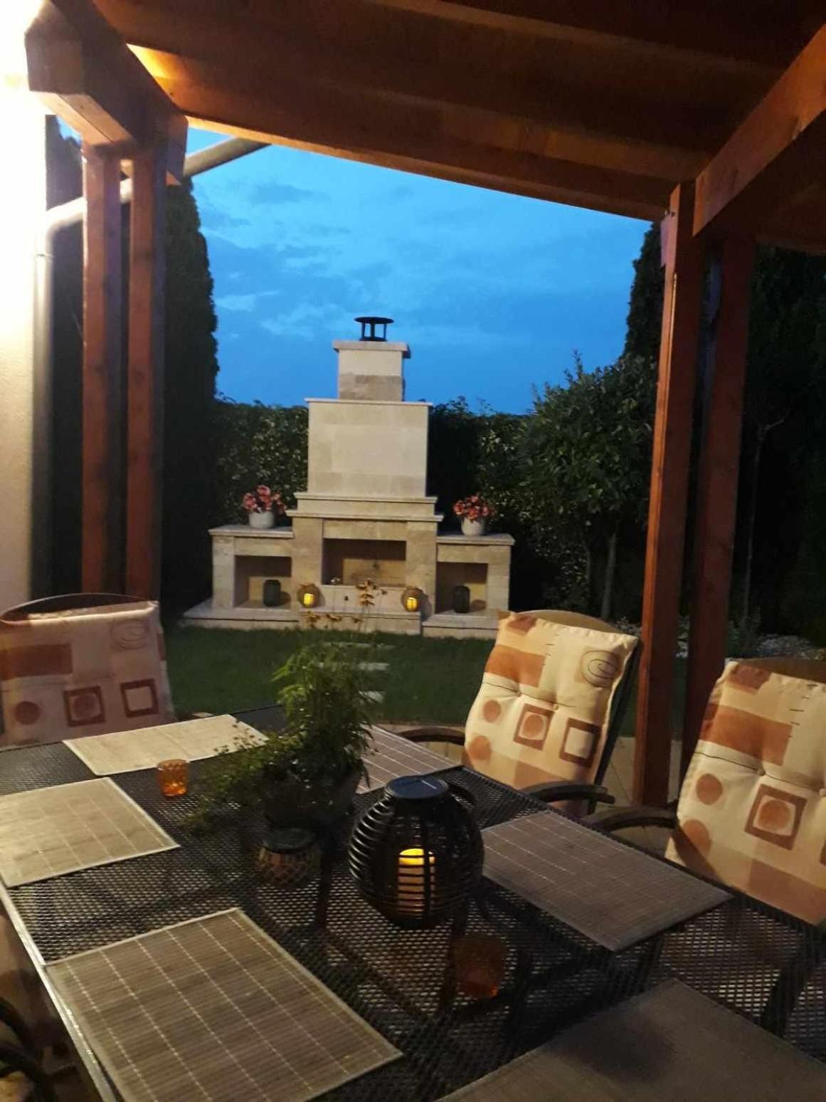 Canadian Style House With 3D Effect Pool Vinosady 外观 照片