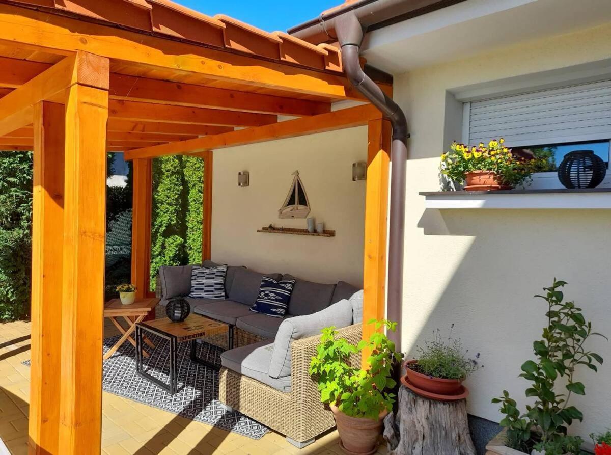 Canadian Style House With 3D Effect Pool Vinosady 外观 照片