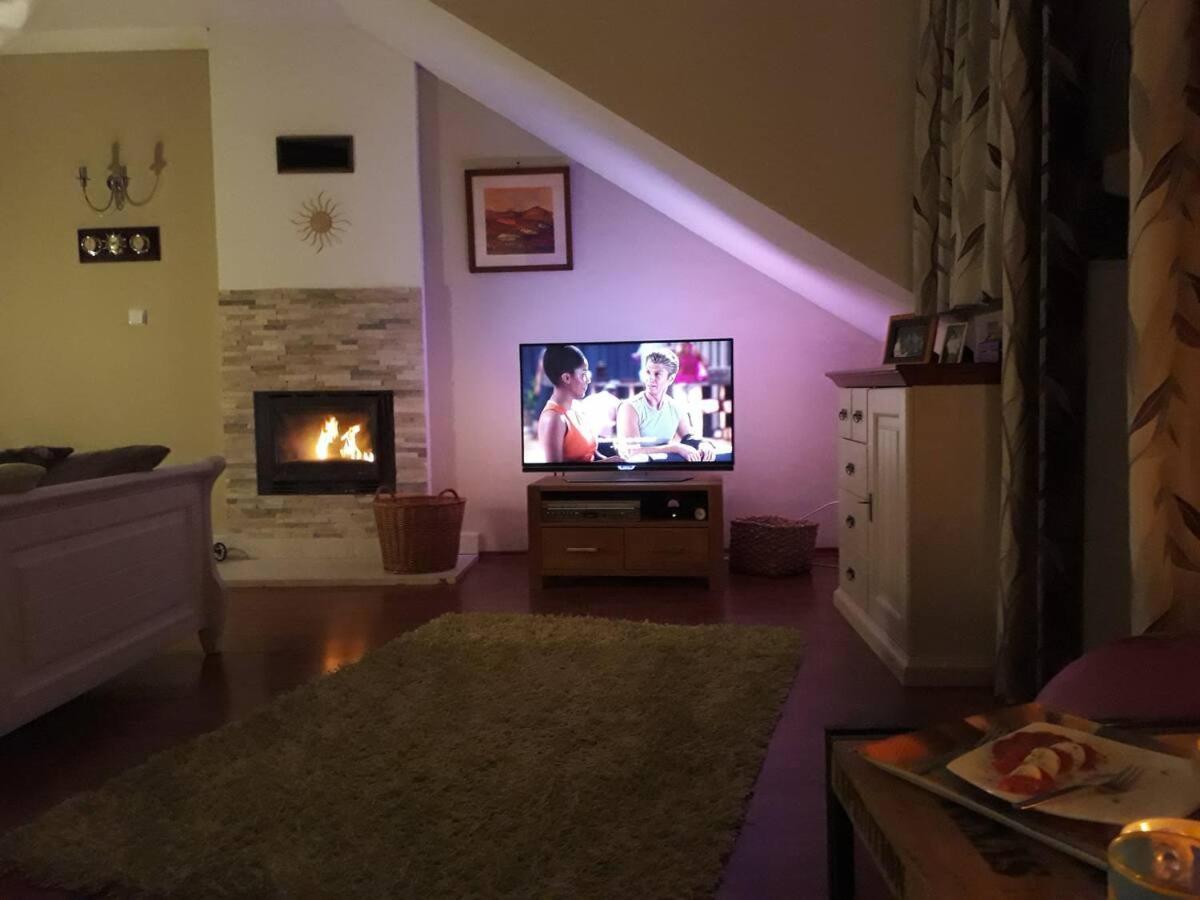 Canadian Style House With 3D Effect Pool Vinosady 外观 照片