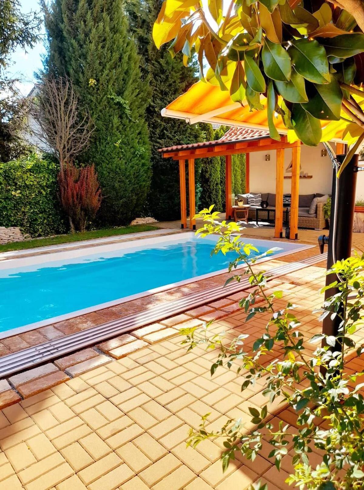 Canadian Style House With 3D Effect Pool Vinosady 外观 照片