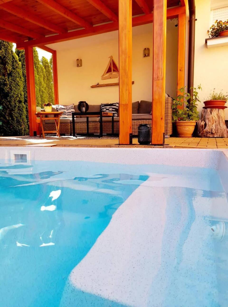 Canadian Style House With 3D Effect Pool Vinosady 外观 照片